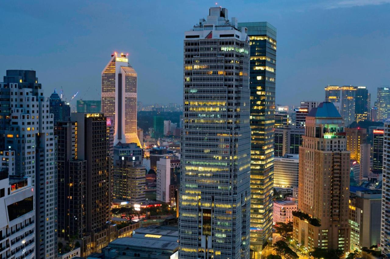 Sheraton Imperial Kuala Lumpur Hotel Eksteriør billede The complex at night