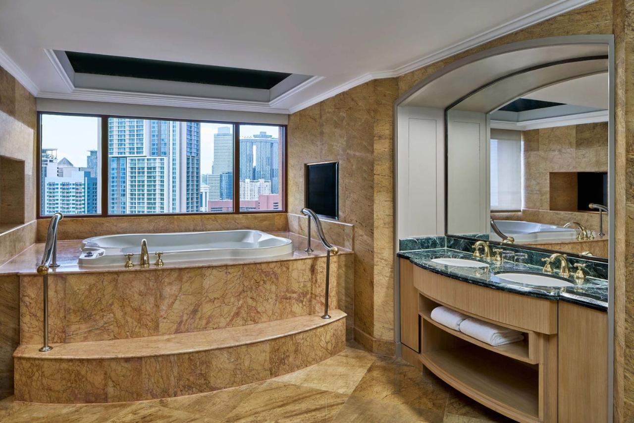 Sheraton Imperial Kuala Lumpur Hotel Eksteriør billede A bathroom in a suite at the Mandarin Oriental, Kuala Lumpur