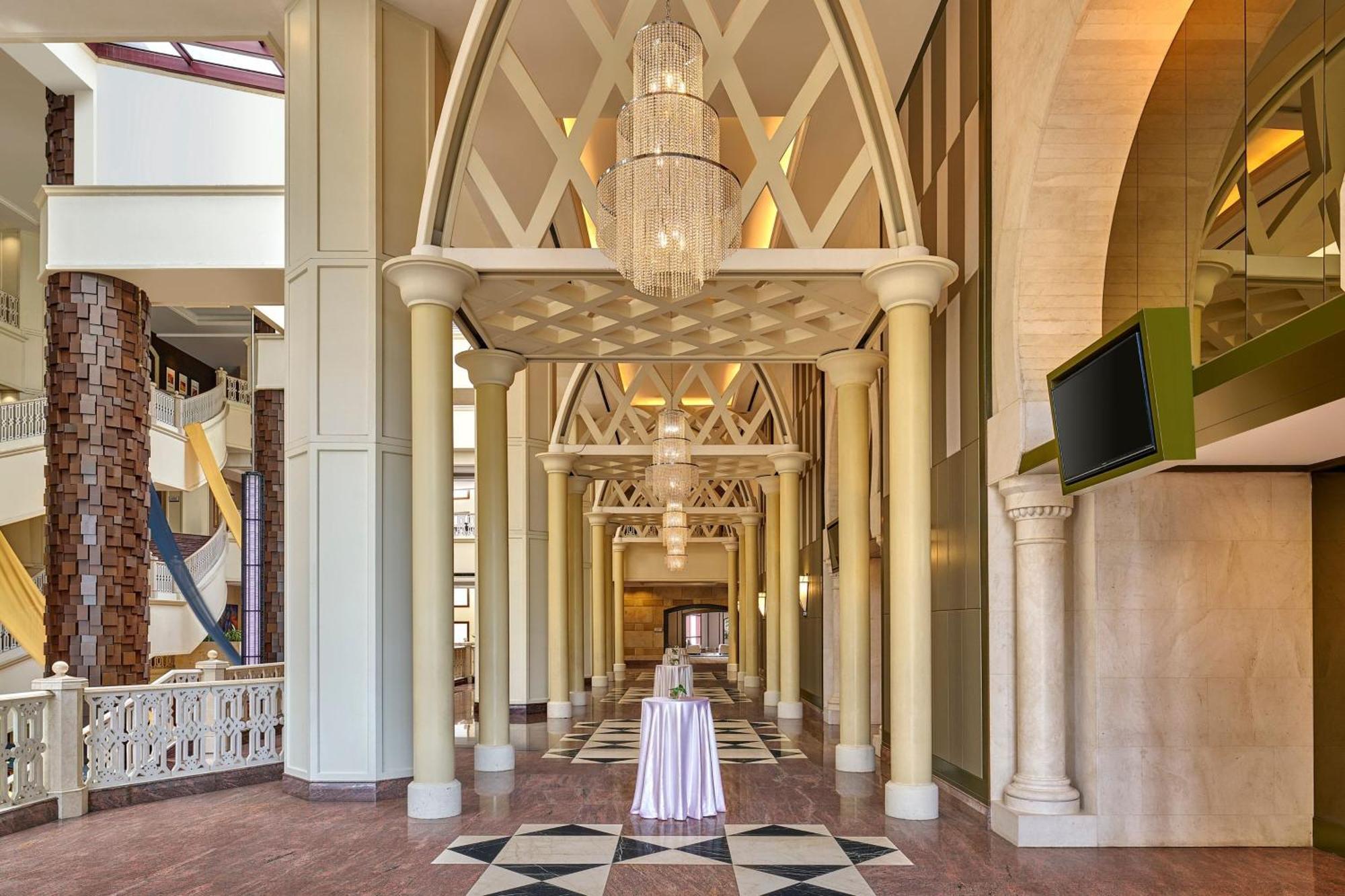 Sheraton Imperial Kuala Lumpur Hotel Eksteriør billede The interior of the hotel