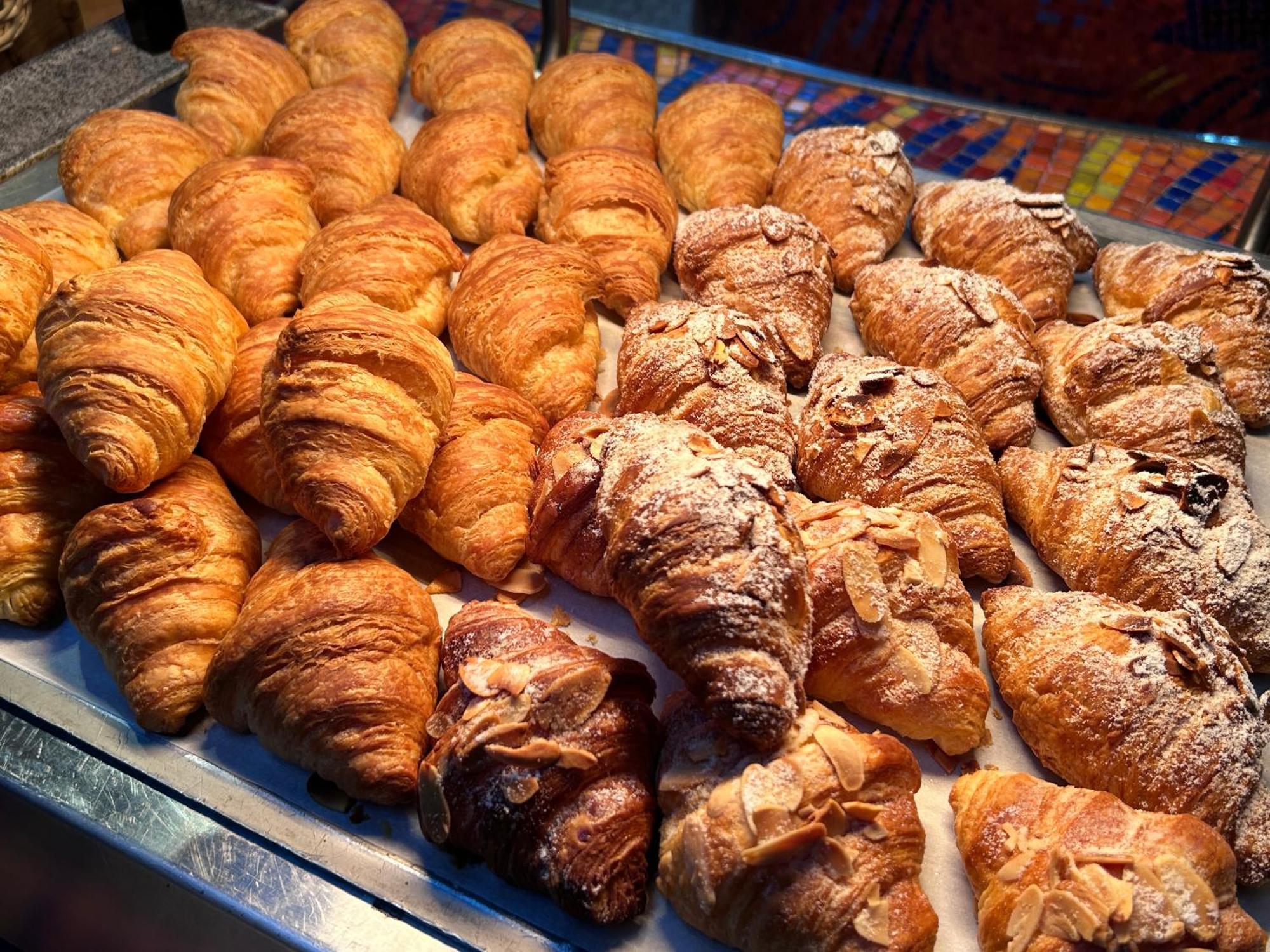 Sheraton Imperial Kuala Lumpur Hotel Eksteriør billede Croissants and almond pastries